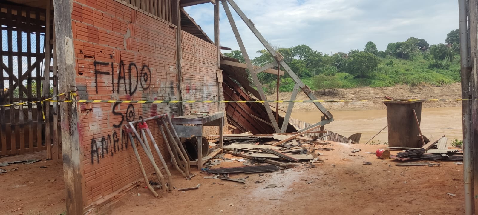 Desmoronamento: casas desabam no Cidade Nova; idosa se emociona ao encontrar seu gatinho